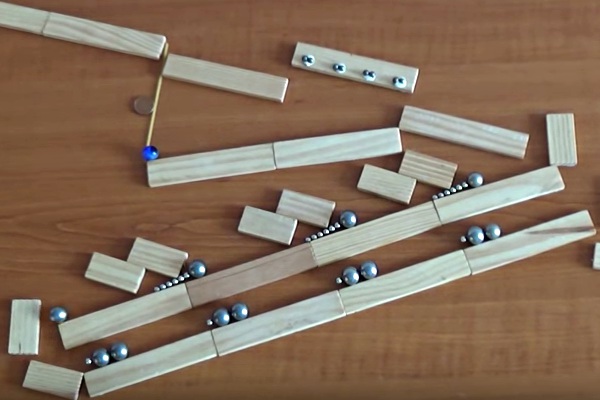 Jak sestavit magnetickou řetězovou domino dráhu z neodymových kuliček.